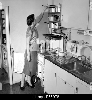 Frauen: Tall: Frau Helen Gavin Präsident der The Tall Women Association rund um das Haus und die Küche hier gesehen. September 1953 Stockfoto