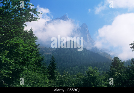Pic du Midi d'Ossau, ein vulkanisches massiv in den französischen Pyrenäen, die über dem Tal von Ossau Webstühle Stockfoto