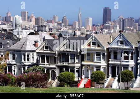 US-SAN FRANCISCO alten viktorianischen Häuser am Alamo Square mit der modernen Stadt im Hintergrund Foto GERRIT DE HEUS Stockfoto