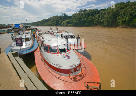 Fähren warten auf Passagiere an den Kapit am Fluss Rejang im Herzen von Sarawak Borneo Malaysia Stockfoto