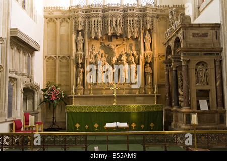 Altar in der Holy Trinity Church in Long Melford, Suffolk, UK zeigt detaillierte Steinmetzarbeiten an Wand Stockfoto