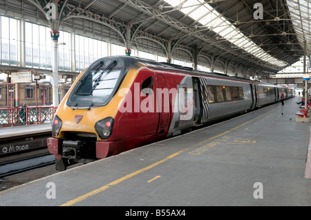 Virgin Trains Pendolino express Zug am Bahnhof von Preston UK Stockfoto