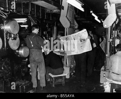 Thomson-Haus. London. Die ersten Exemplare der Sunday Times aus dem Pressen gesehen hier Maschine Männer suchen am ersten Exemplare aus den Pressen. Januar 1961 P012353 Stockfoto