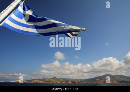 KYKLADENINSEL IOS GRIECHENLAND GRIECHISCHE FLAGGE IM WIND AUF DER RÜCKSEITE EINER FÄHRE WOGENDEN Stockfoto