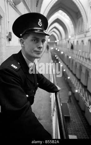 Kriminalität Gefängnissen: Prison Officer John Gaynor bei der Arbeit im Strangeways Gefängnis, Manchester. November 1969 Z12020-006 Stockfoto