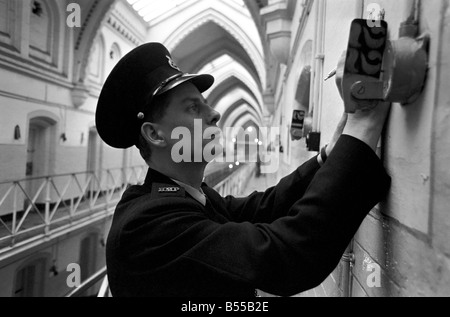 Kriminalität Gefängnissen: Prison Officer John Gaynor bei der Arbeit im Strangeways Gefängnis, Manchester. November 1969 Z12020-009 Stockfoto