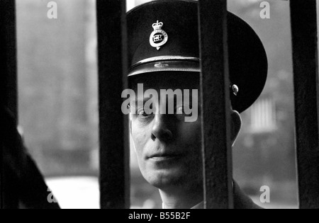 Kriminalität Gefängnissen: Prison Officer John Gaynor bei der Arbeit im Strangeways Gefängnis, Manchester. November 1969 Z12020-010 Stockfoto