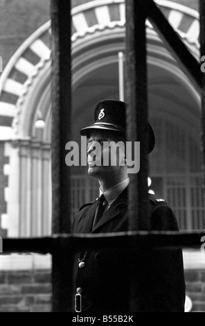 Kriminalität Gefängnissen: Prison Officer John Gaynor bei der Arbeit im Strangeways Gefängnis, Manchester. November 1969 Z12020-012 Stockfoto