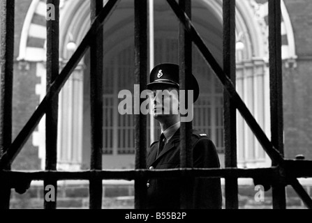 Kriminalität Gefängnissen: Prison Officer John Gaynor bei der Arbeit im Strangeways Gefängnis, Manchester. November 1969 Z12020-013 Stockfoto