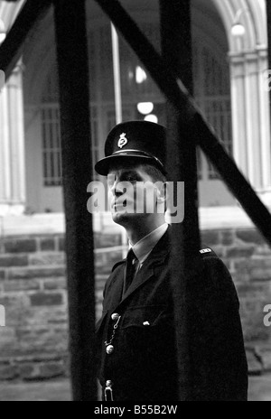 Kriminalität Gefängnissen: Prison Officer John Gaynor bei der Arbeit im Strangeways Gefängnis, Manchester. November 1969 Z12020-014 Stockfoto