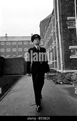 Kriminalität Gefängnissen: Prison Officer John Gaynor bei der Arbeit im Strangeways Gefängnis, Manchester. November 1969 Z12020-015 Stockfoto