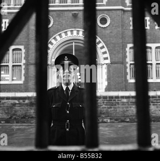 Kriminalität Gefängnissen: Prison Officer John Gaynor bei der Arbeit im Strangeways Gefängnis, Manchester. November 1969 Z12020 Stockfoto