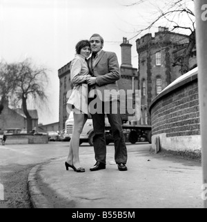 Liebe und Romantik. Paare: 20 Jahre alte John Sylvester wurde heute aus dem Birminghams Winson Green Gefängnis entlassen, und traf seine zukünftige Braut, 17-jährige Lillian Johnson die letzten Details ihrer Hochzeit Morgen planen. Das Paar traf als Lillian John im Gefängnis besucht, er bei ihrem zweiten Treffen schlug und sie akzeptiert. Dezember 1969 Z12219-001 Stockfoto