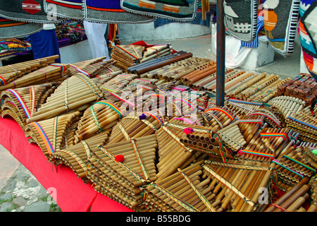 Stall verkaufende Panflöten, Otavalo Markt, Ecuador Stockfoto