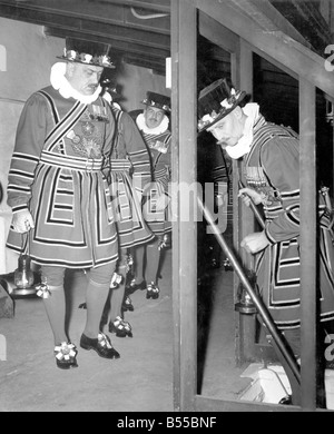 Unterhalb des Palace of Westminster, Männer von der Königin Bodyguard der Yeomen Of The Guard sind hier gesehen, die ihre traditionelle Suche der Gewölbe heute (28.10.58) vor der Ankunft der Königin für die Zustand-Öffnung des Parlaments. Oktober 1958 P013256 Stockfoto