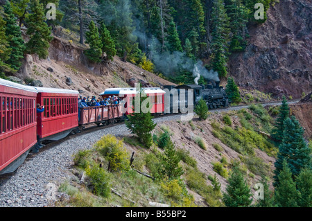 Old fashioned Vintage-Lokomotive Zug ziehen Pkw über Bock Stockfoto