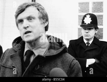 Detective Superintendent Norman Briers im Gespräch mit einem Reporter bei 195 Melrose Avenue Cricklewood während der Untersuchung auf den Tod von bis zu 16 junge Männer in North London am Samstag 12. Februar Mord in Highgate Magistrates Court Dbase MSI zivile Diener Dennis Andrew Nilsen angeklagt war Stockfoto