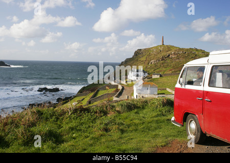 Am Cape Cornwall oder Pen Kernow, der Punkt, wo der Atlantik teilt, ist ein Wohnmobil auf einer Klippe geparkt. Stockfoto