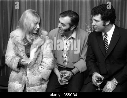 Tom Jones-Sänger Jan 1969 mit dem Produzenten John Scoffield und Sängerin Mary Hopkin nach der Show mit Getränken Stockfoto