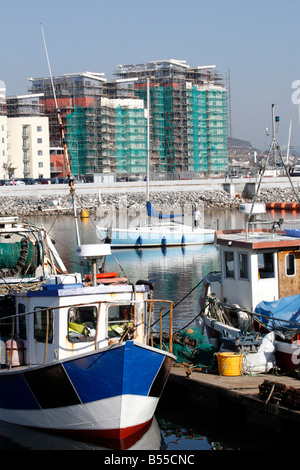 Angelboot/Fischerboot im Hafen von Swansea mit Waterfront Apartment Neuentwicklung im Hintergrund Stockfoto