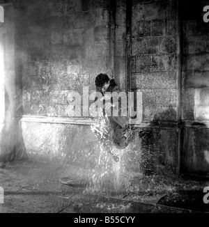 George Cole berühmten Comedy Film-Star wurde durch einen Schacht wird einen Wasserstrahl siebenmal für eine Szene in der neuen Farbe Komödie "O'Leary Night" gesprengt. Oktober 1953 D6169-001 Stockfoto