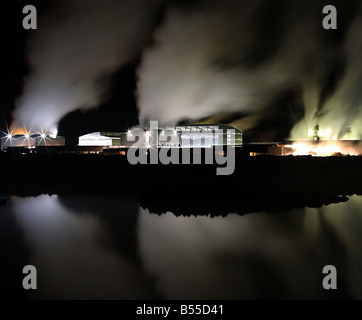 Geothermische Kraftwerk in der Nacht im Winter Dampf verwischt unwirklich fühlen, um saubere Energie Bildproduktion Stockfoto