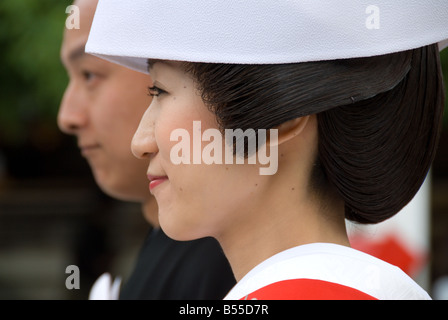 Eine japanische Braut und Bräutigam während einer Shinto Hochzeit Prozession in Tokios Meiji Jingu-Schrein, Japan. Stockfoto