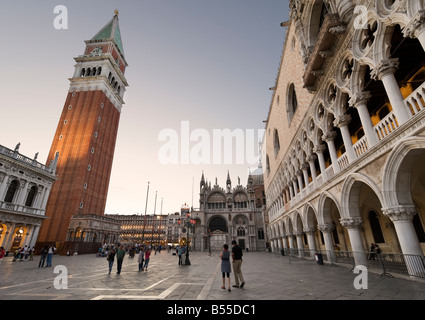 Der Campanile, Palazzo Ducale und Baisilica in der Abenddämmerung, Piazzetta, San Marco, Venedig, Veneto, Italien Stockfoto