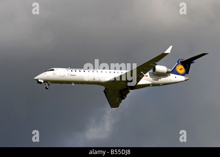 Lufthansa Regional CityLine Bombardier CRJ700 Flugzeug landet auf dem Flughafen von Birmingham, UK Stockfoto