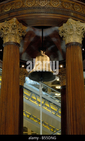 Berühmte Lutine Bell hängen in der Tribüne im Underwriting-Zimmer im Herzen von Lloyd's Building, City of London, England Stockfoto
