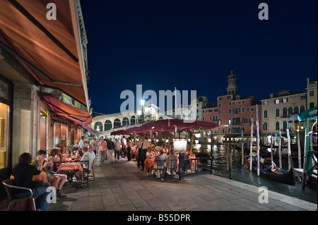 Restaurant und Gondeln in der Nacht auf den Canal Grande in der Nähe der Rialto-Brücke, Venedig, Veneto, Italien Stockfoto