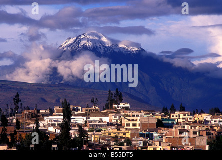 Vulkan Tungurahua, stratovulkan aus Stadt San Pedro de Riobamba, Provinz Chimborazo, Ecuador, Südamerika gesehen Stockfoto