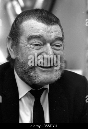 Jack Hawkins, befragt von Donald Zec am Westmead Lodge Westmead Dover Park fahren Roehampton Januar 1968 Y33 Stockfoto