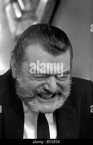 Jack Hawkins, befragt von Donald Zec am Westmead Lodge Westmead Dover Park fahren Roehampton Januar 1968 Y33 Stockfoto