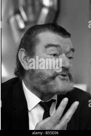 Jack Hawkins, befragt von Donald Zec am Westmead Lodge Westmead Dover Park fahren Roehampton Januar 1968 Y33 Stockfoto