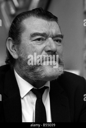 Jack Hawkins, befragt von Donald Zec am Westmead Lodge Westmead Dover Park fahren Roehampton Januar 1968 Y33 Stockfoto