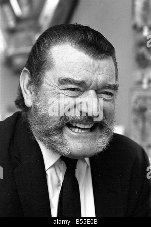 Jack Hawkins, befragt von Donald Zec am Westmead Lodge Westmead Dover Park fahren Roehampton Januar 1968 Y33 Stockfoto