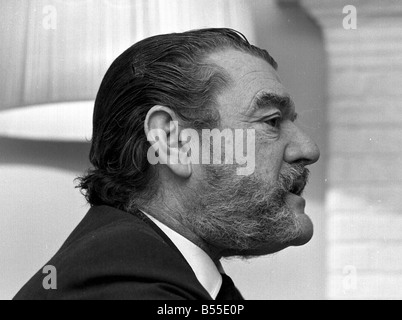 Jack Hawkins, befragt von Donald Zec am Westmead Lodge Westmead Dover Park fahren Roehampton Januar 1968 Y33 Stockfoto