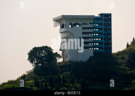 Unvollendete Hotel in Form eines Gesichts in der Nähe von Ghost Stadt Fengdu Yangzi Fluss China JMH3361 Stockfoto