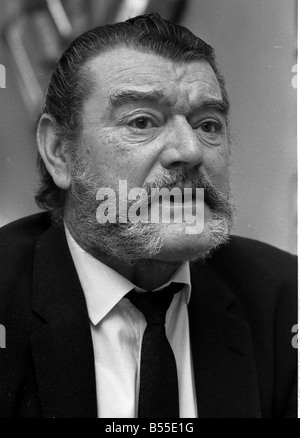 Jack Hawkins, befragt von Donald Zec am Westmead Lodge Westmead Dover Park fahren Roehampton Januar 1968 Y33 Stockfoto