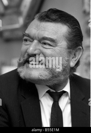 Jack Hawkins, befragt von Donald Zec am Westmead Lodge Westmead Dover Park fahren Roehampton Januar 1968 Y33 Stockfoto