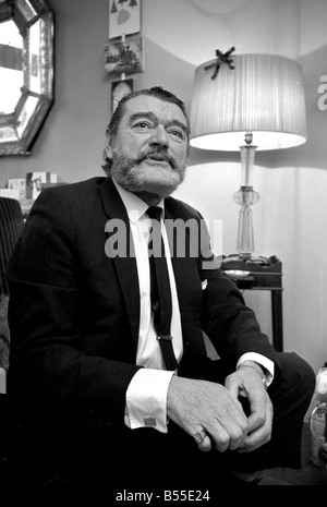 Jack Hawkins, befragt von Donald Zec am Westmead Lodge Westmead Dover Park fahren Roehampton Januar 1968 Y33 Stockfoto