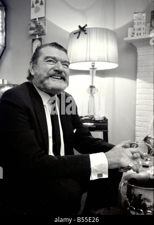 Jack Hawkins, befragt von Donald Zec am Westmead Lodge Westmead Dover Park fahren Roehampton Januar 1968 Y33 Stockfoto