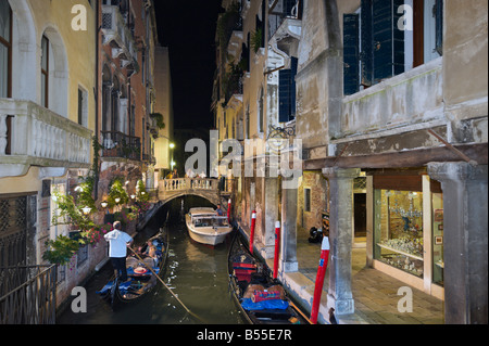 Gondel in der Nacht auf einem schmalen Kanal im Stadtteil San Marco, Venedig, Veneto, Italien Stockfoto