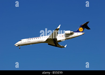 Lufthansa Regional CityLine Bombardier CRJ700 Flugzeug landet auf dem Flughafen von Birmingham, UK Stockfoto