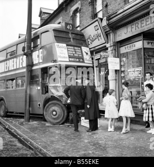 London Transport Funktionäre inspizieren den Schaden nach einem Unfall an der Green Street, Upton Park. waren 2 Autos und ein Bus beteiligt waren Stockfoto