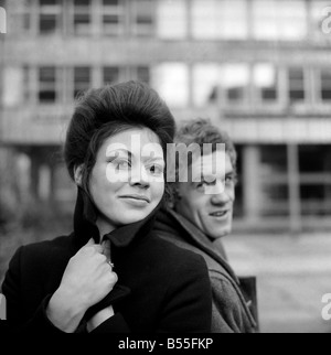 22 Jahre alten Miles Anderson, Sohn von Generalmajor John Anderson CBE ist der vielversprechendsten Schauspieler des Jahres und Hitchin Mädchen, Judith Ann Blake die vielversprechendste Schauspielerin des Jahres, an der Royal Academy of Dramatic Art. Dezember 1969; Z12141-001 Stockfoto