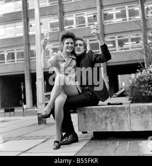 22 Jahre alten Miles Anderson, Sohn von Generalmajor John Anderson CBE ist der vielversprechendsten Schauspieler des Jahres und Hitchin Mädchen, Judith Ann Blake die vielversprechendste Schauspielerin des Jahres, an der Royal Academy of Dramatic Art. Dezember 1969; Z12141-002 Stockfoto