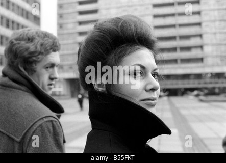 22 Jahre alten Miles Anderson, Sohn von Generalmajor John Anderson CBE ist der vielversprechendsten Schauspieler des Jahres und Hitchin Mädchen, Judith Ann Blake die vielversprechendste Schauspielerin des Jahres, an der Royal Academy of Dramatic Art. Dezember 1969; Z12141-003 Stockfoto