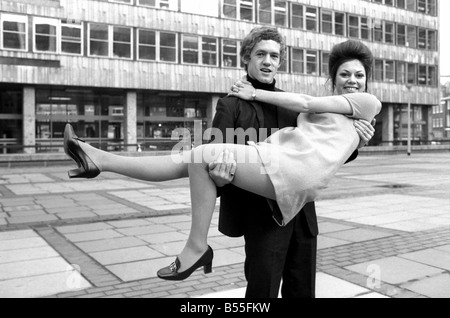 22 Jahre alten Miles Anderson, Sohn von Generalmajor John Anderson CBE ist der vielversprechendsten Schauspieler des Jahres und Hitchin Mädchen, Judith Ann Blake die vielversprechendste Schauspielerin des Jahres, an der Royal Academy of Dramatic Art. Dezember 1969; Z12141-004 Stockfoto